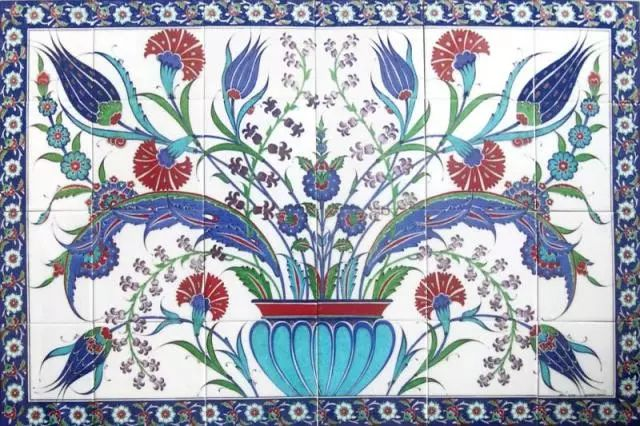 土耳其风格的瓷砖上画的也是郁金香